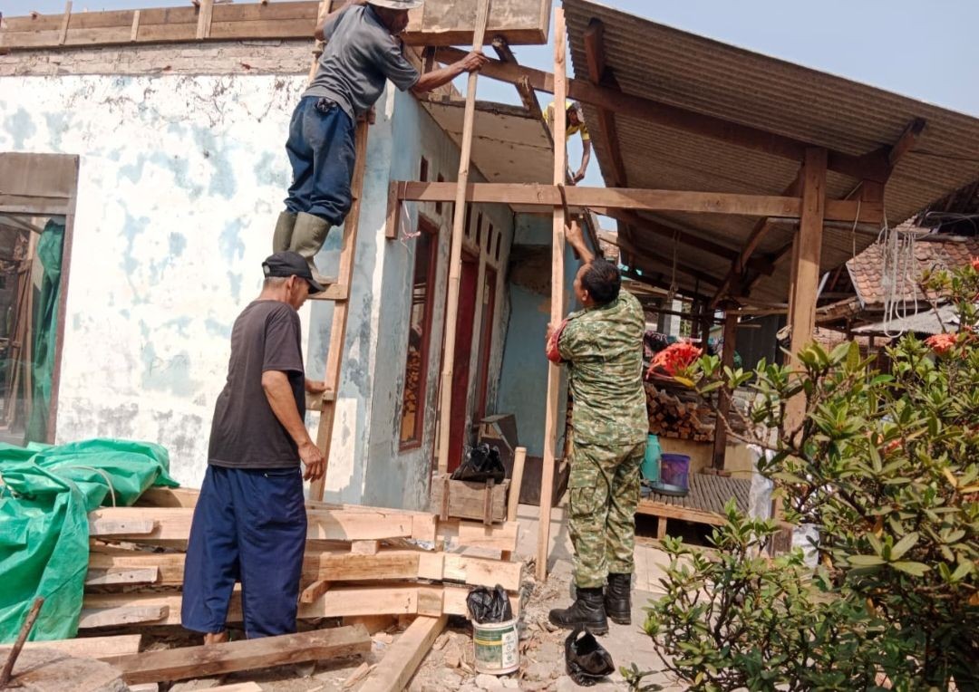 Babinsa Desa Cipinang Bersama Warga Kerja Bakti Perbaiki Rumah Tidak Layak Huni milik Warga