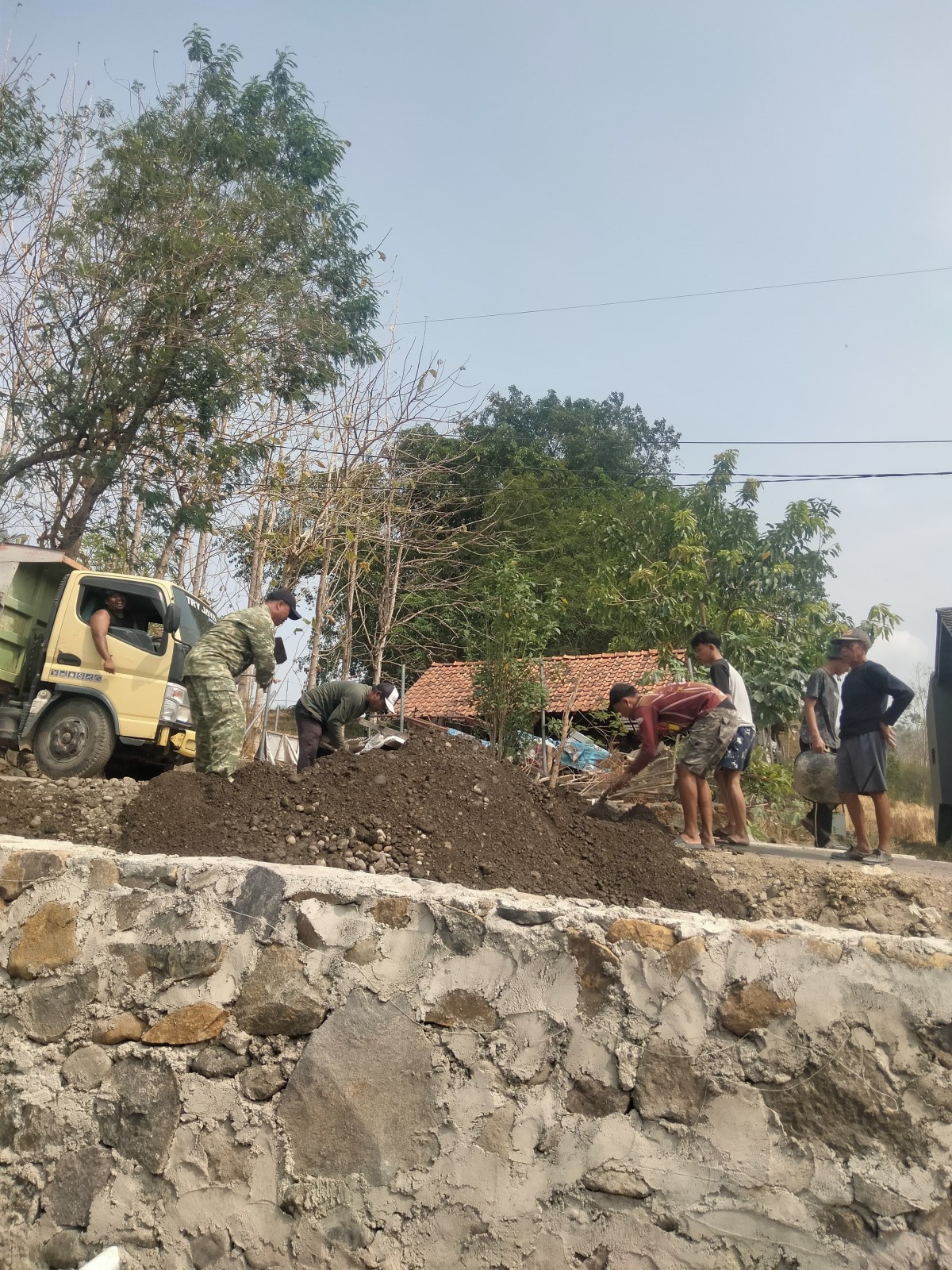 Babinsa Koramil 1506/Cbb Bersama Pemdes dan Warga Gelar Karya Bakti Perbaikan Jalan di Desa Cisaat