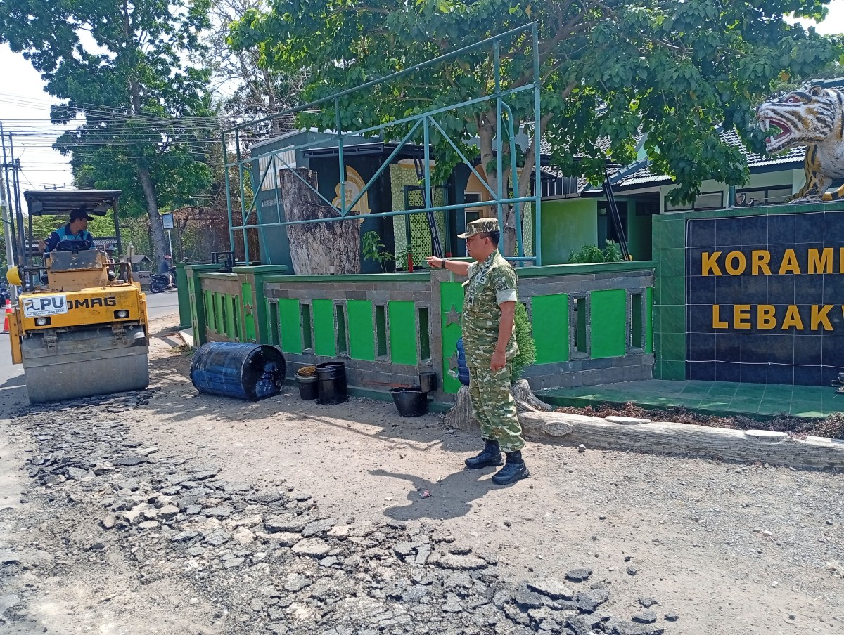 Babinsa Monitoring Perbaikan Jalan di Depan Makoramil 1512 Lebakwangi