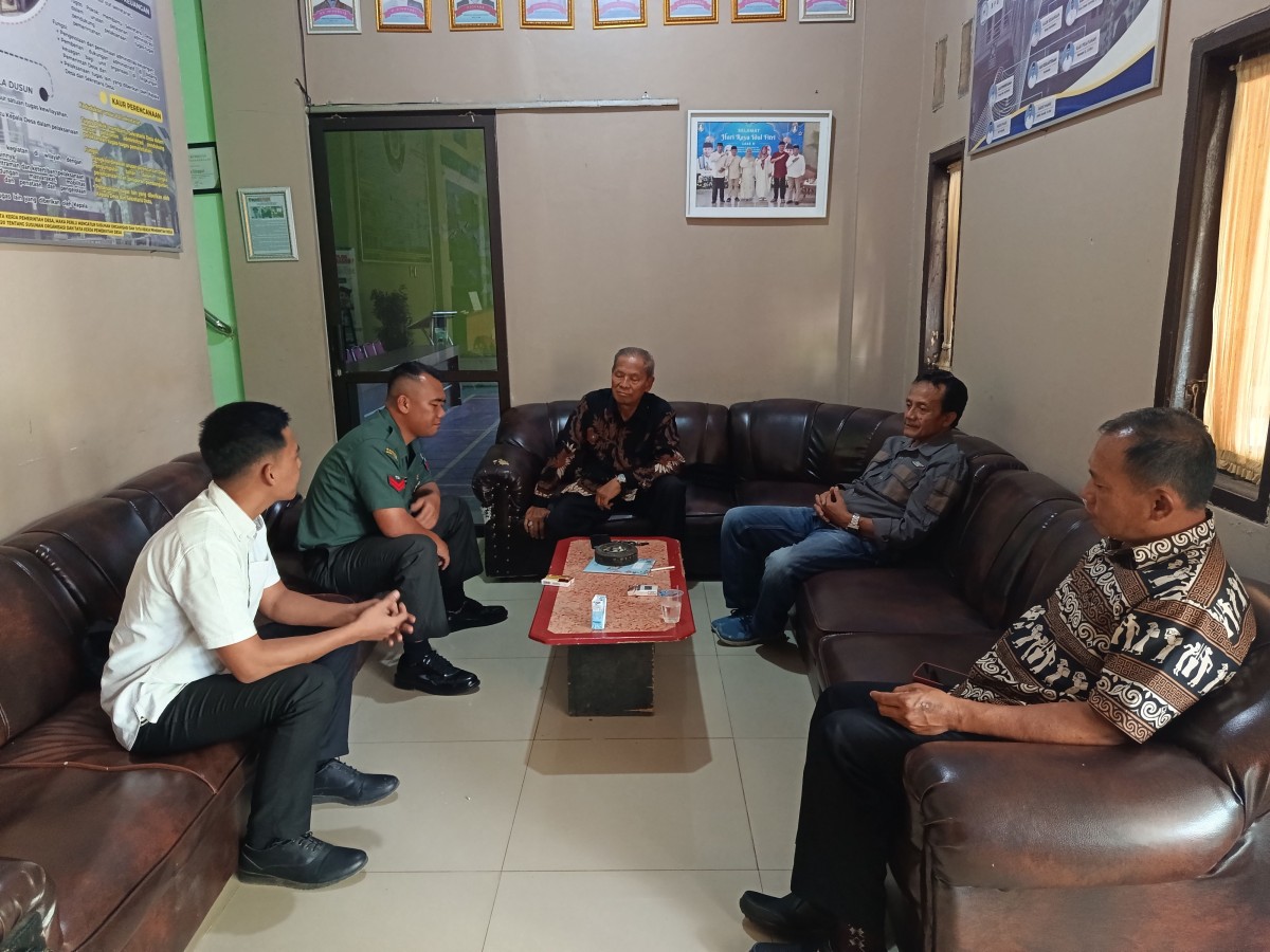 Babinsa Tinggar Komsos Bersama Pemdes, Perkuat Sinergitas dan Koordinasi di Wilayah Binaan