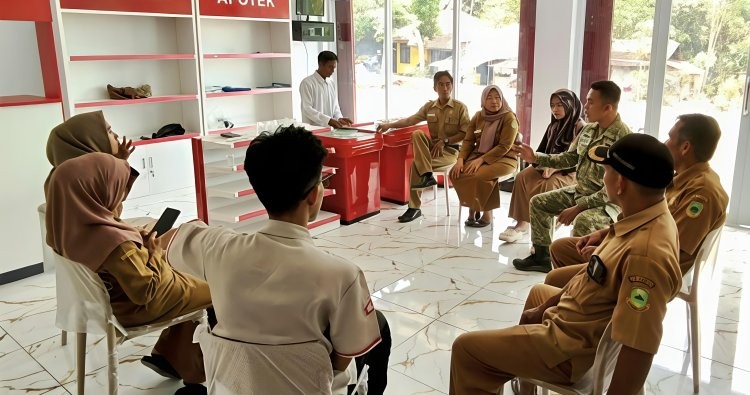 Babinsa Walaharcageur Bersama Perangkat Desa dan Pengurus Koperasi Bahas Visi Misi dan Rencana Kerja Kopdes Merah Putih