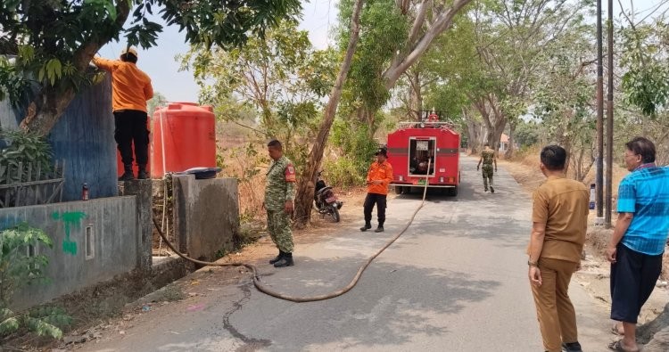 Kemarau Belum Usai, Kodim 0614/Kota Cirebon Kembali Salurkan 21 Ribu Liter Air Bersih untuk Warga Argasunya