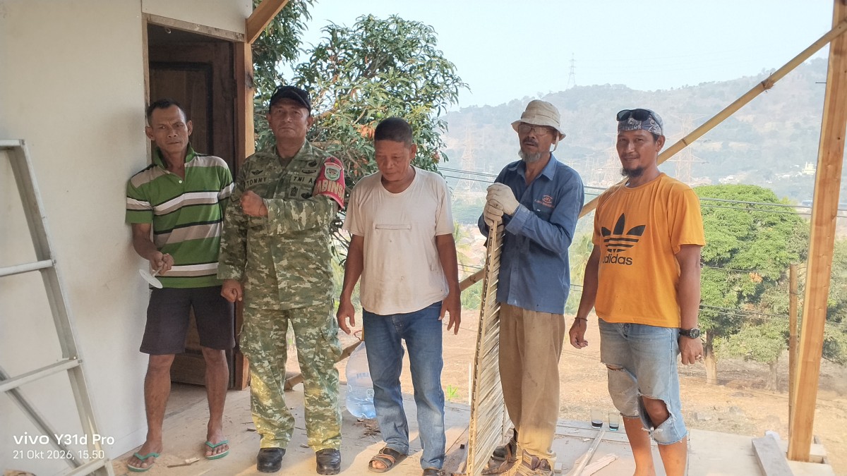 Babinsa Suralaya Bersama Warga Laksanakan Pembaruan Pos Pantau Gunung Teletubbies