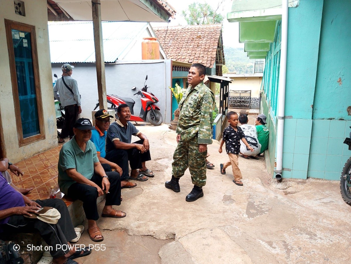 Babinsa Desa Cikoneng Kulon Ajak Warga Dusun Nagrak Aktifkan Kembali Piket Siskamling