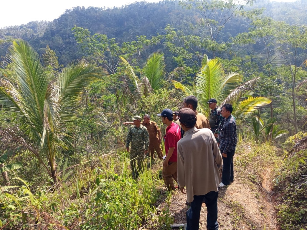 TNI, Warga dan Dinas PUPR Cek Lokasi Pembukaan Jalan Baru Sepanjang 2.600 Meter di Langkaplancar