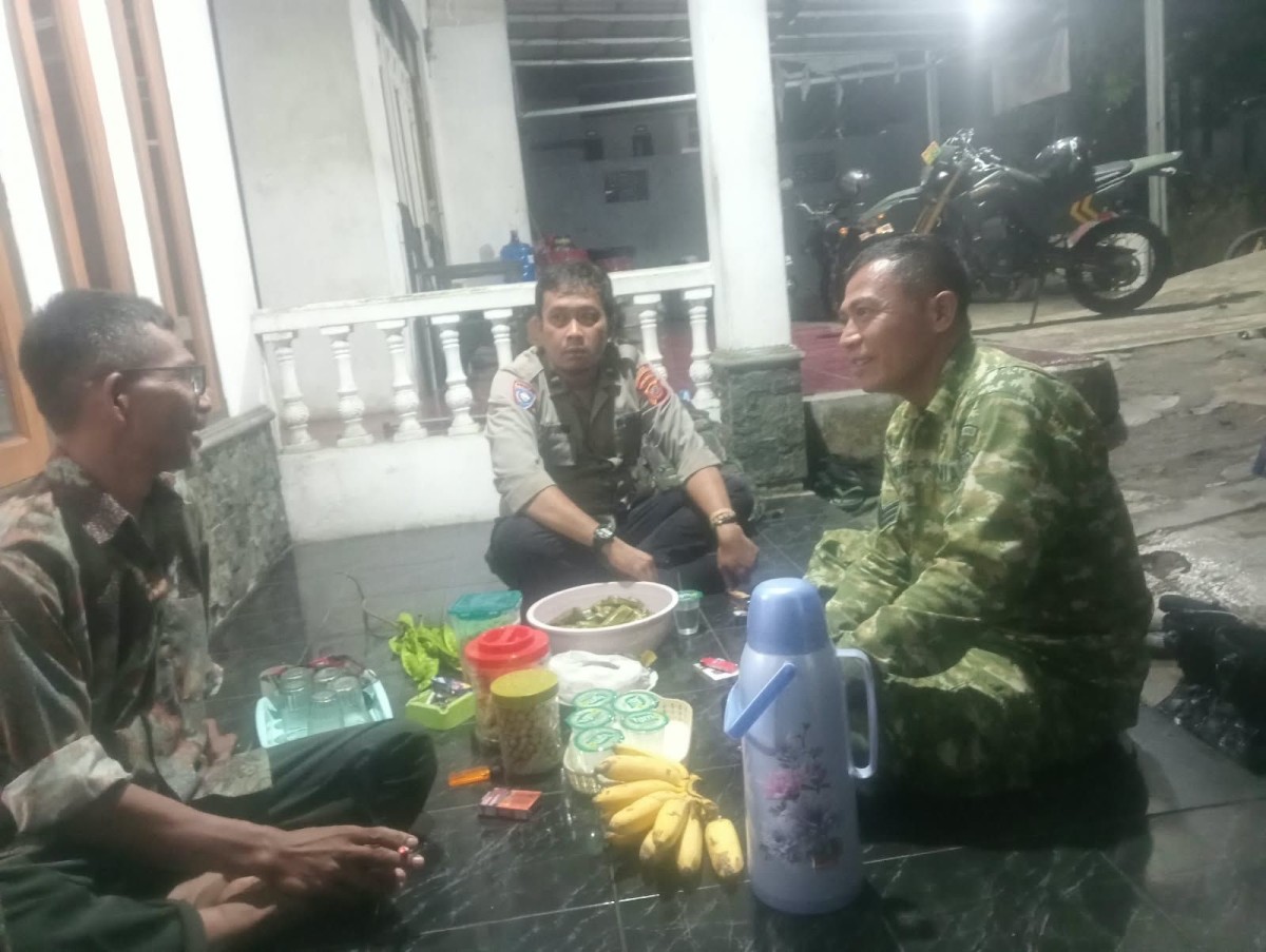 Babinsa Koramil 1003/Tanjungkerta Bersama Warga Laksanakan Patroli dan Siskamling, Cegah Potensi Gangguan Kamtibmas