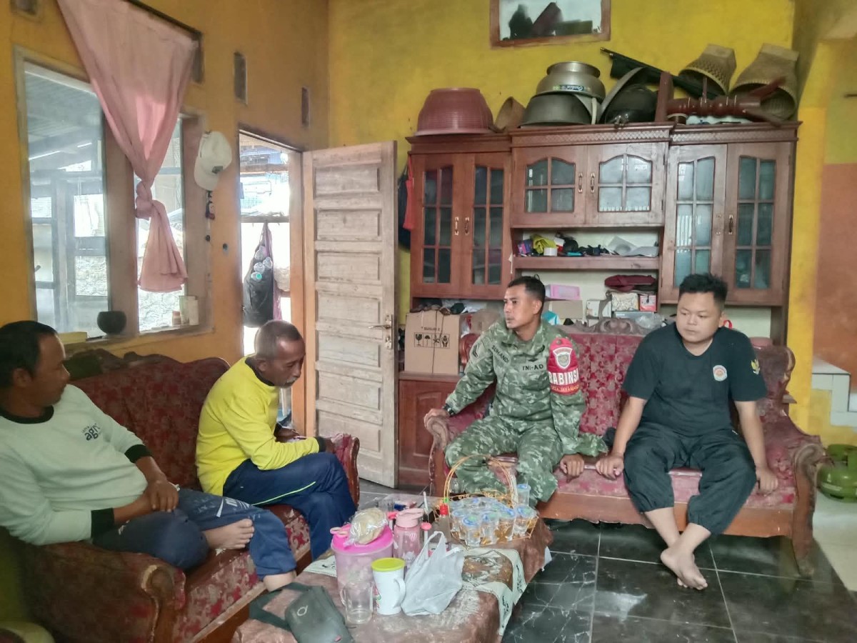 Babinsa Desa Jayamandiri Bersama Puskesos Sosialisasikan Pendaftaran Perlindungan Sosial kepada Warga