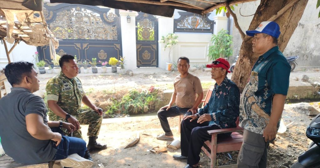 Perkuat Keamanan Lingkungan, Babinsa Koramil 1608 Karangampel Jalin Komsos Bersama Tokoh Pemuda dan Pamong Desa