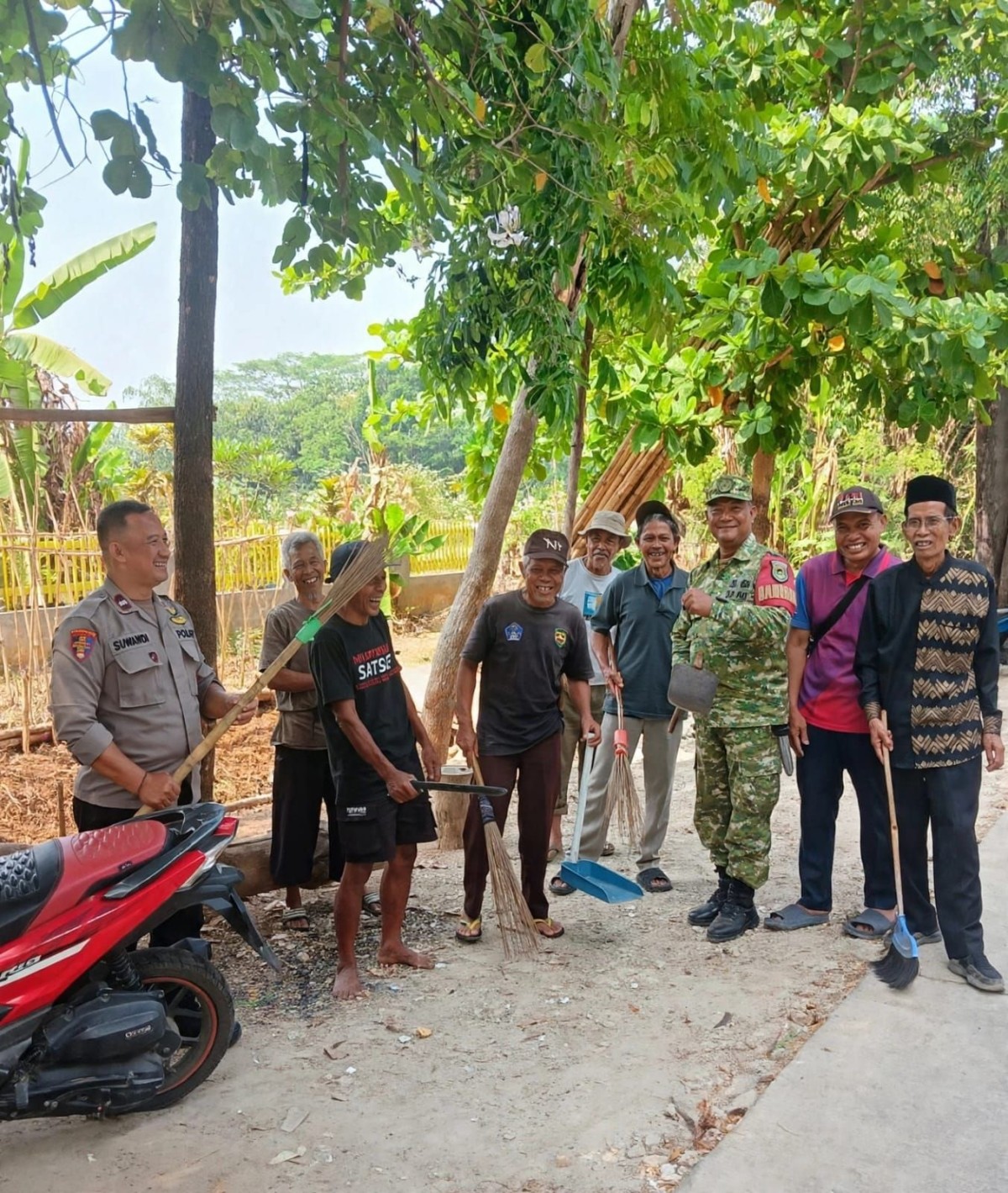Babinsa Ciherang Bersama Pemdes dan Warga Gelar Kerja Bakti, Bersihkan Lingkungan Makam dan Gudang BUMDes