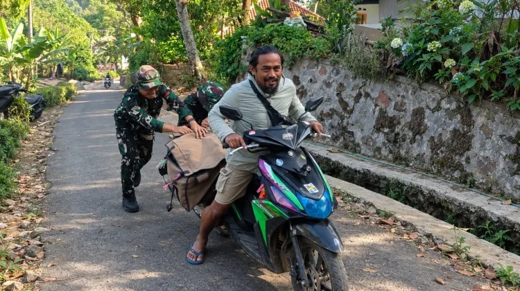 Bangun Kebersamaan TNI dan Warga, Satagas TMMD Bantu Dorong Motor Mogok di Tanjakan