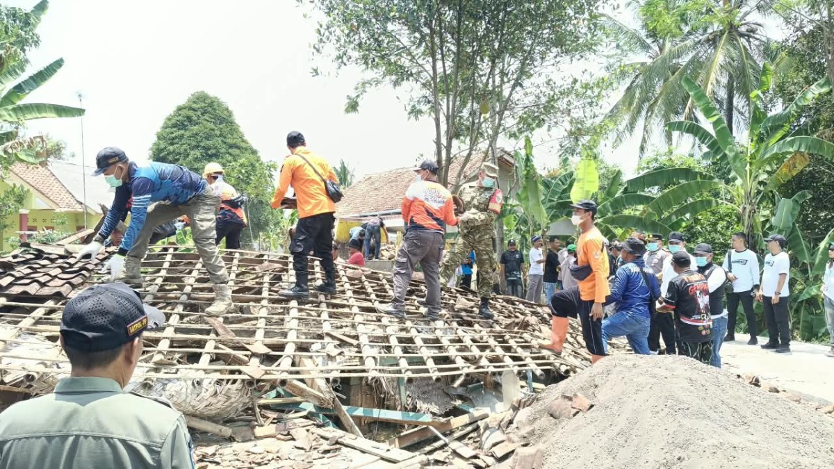 Wujud Kepedulian, Babinsa Sukamulya Serka Badrudin Dampingi Pembongkaran Rumah Warga Tak Layak Huni