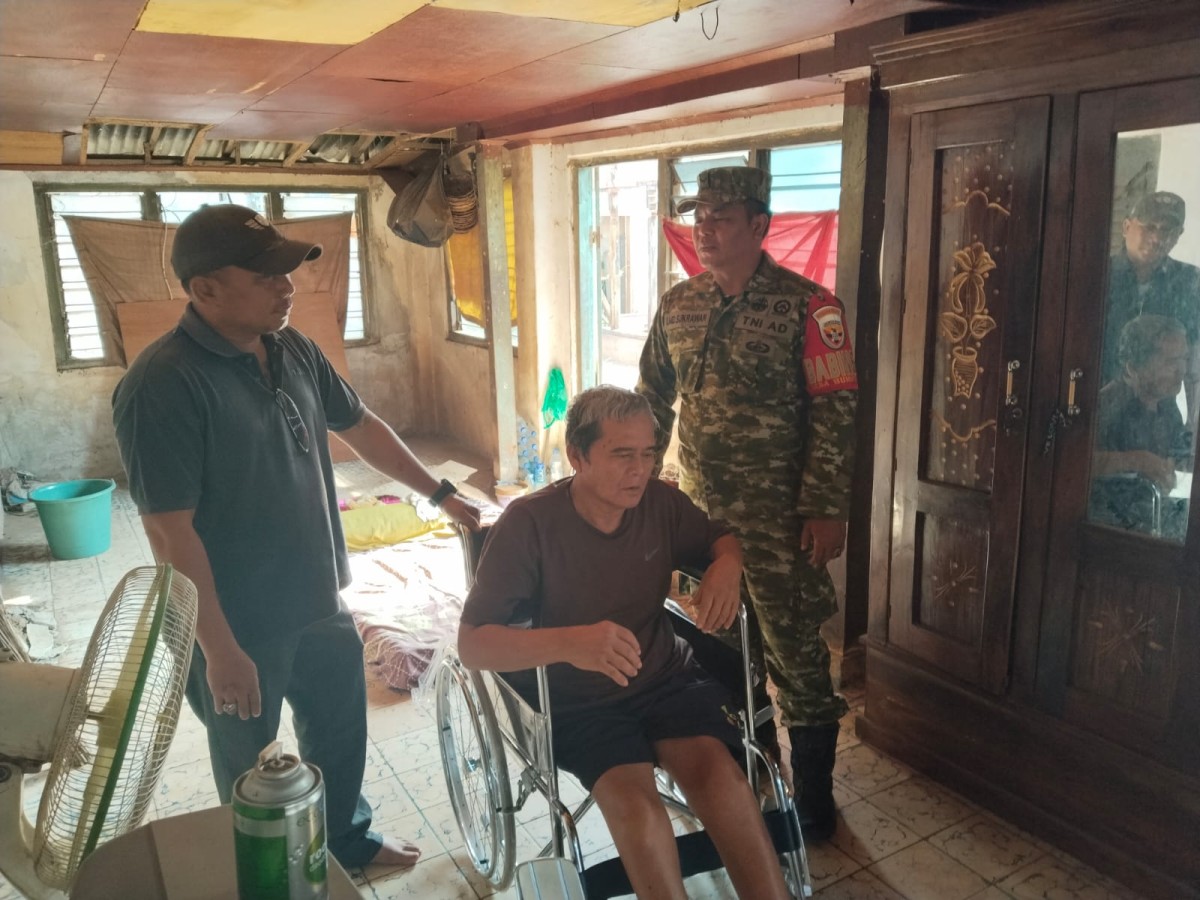 Ringankan Beban Warga Lansia, Babinsa Bungkulan Salurkan Bantuan Kursi Roda dan Sembako