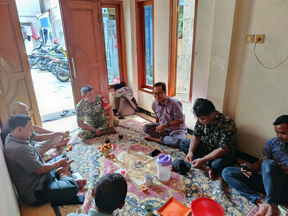 Melalui Komsos, Babinsa Tanah Baru Jalin Sinergi dengan Tokoh Masyarakat Kampung Keramat