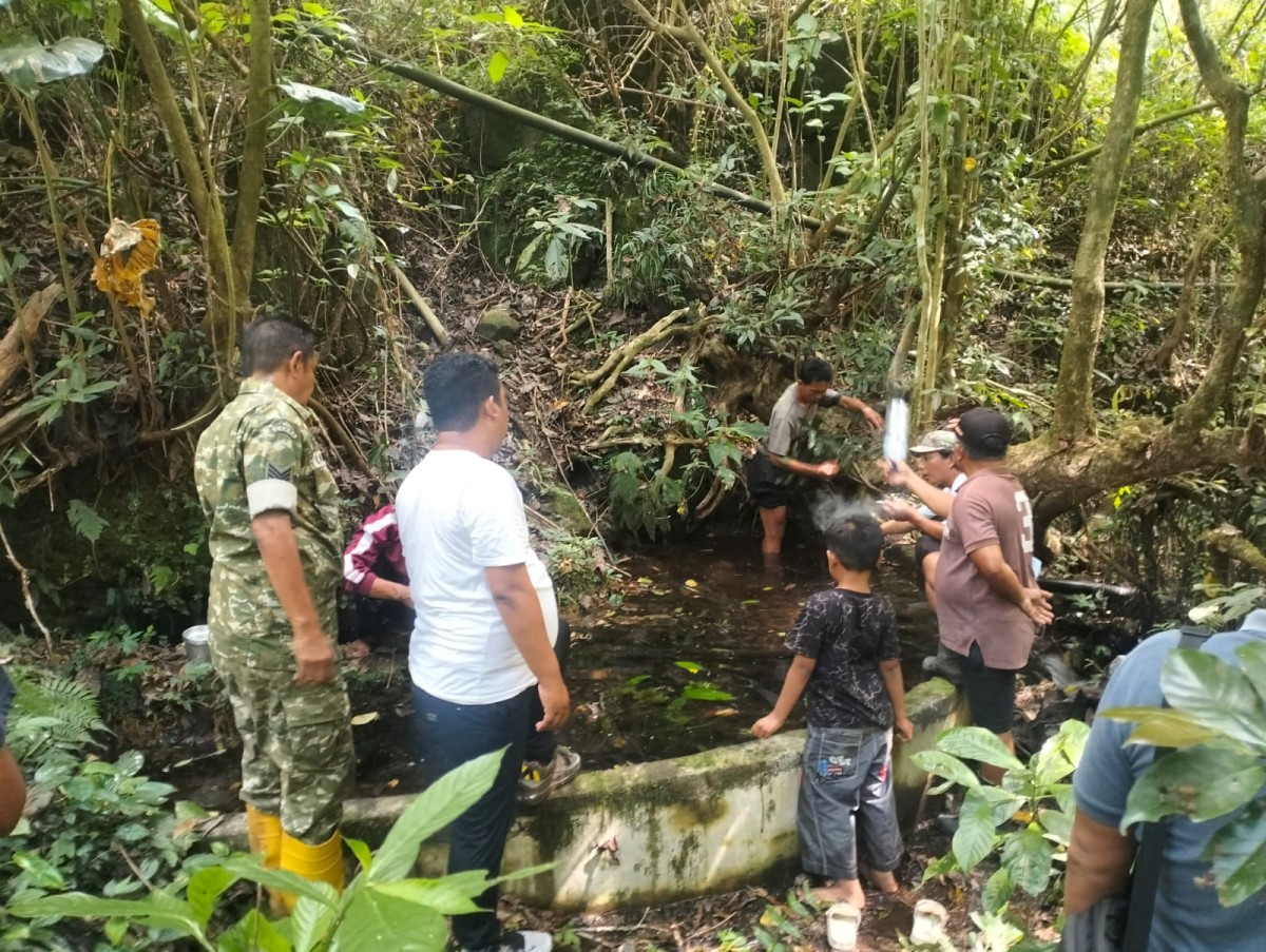 Pastikan Pasokan Air Warga, Babinsa dan Perangkat Desa Telusuri Jaringan Pipa