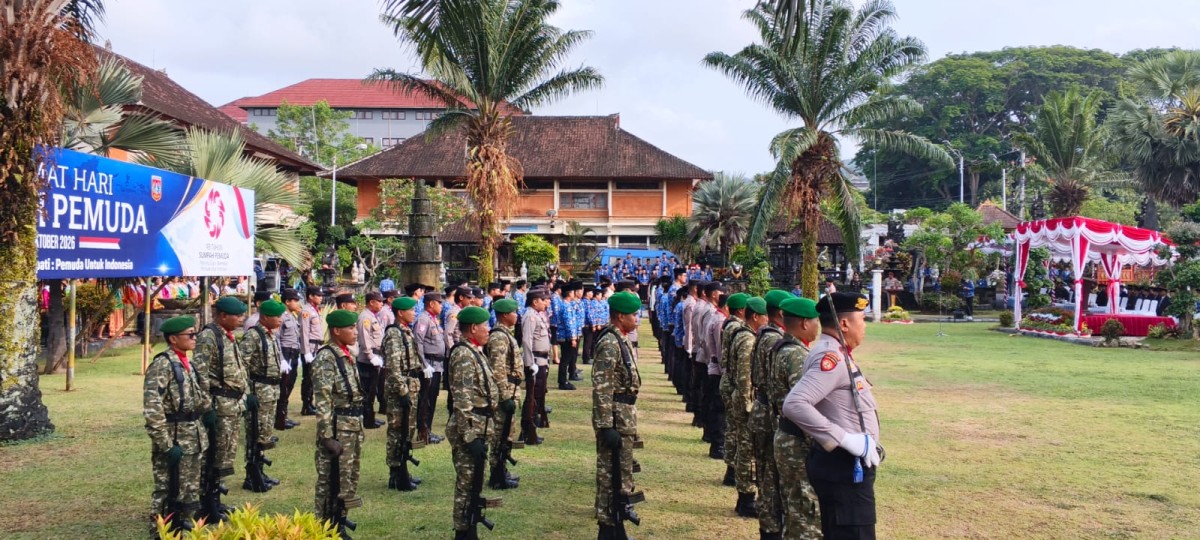 Kasdim 1623/Karangasem Ikuti Peringatan Hari Sumpah Pemuda ke-98 di Halaman Kantor Bupati
