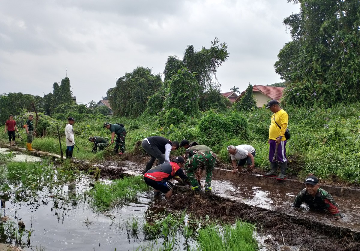 Perkuat Kepedulian Lingkungan, Koramil 1202-03/Singkawang Tengah Lakasanakan Kerja Bakti Bersama Warga Bukit Batu